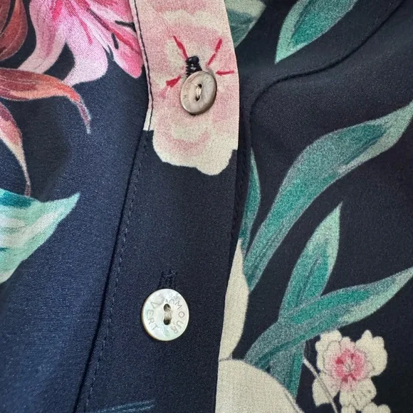 Amour Vert 100% Silk Floral Navy Women's Top - Picture 4 of 5